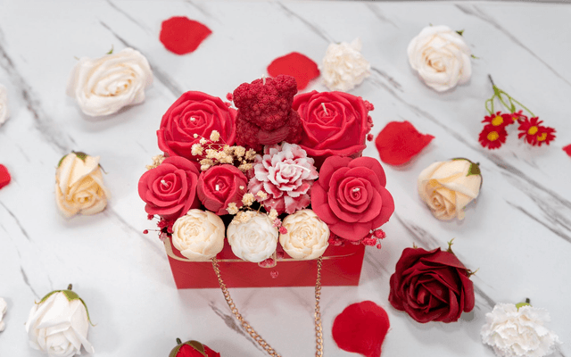 Amour Rouge | Luxury Candle Bouquet in Kraft Bag